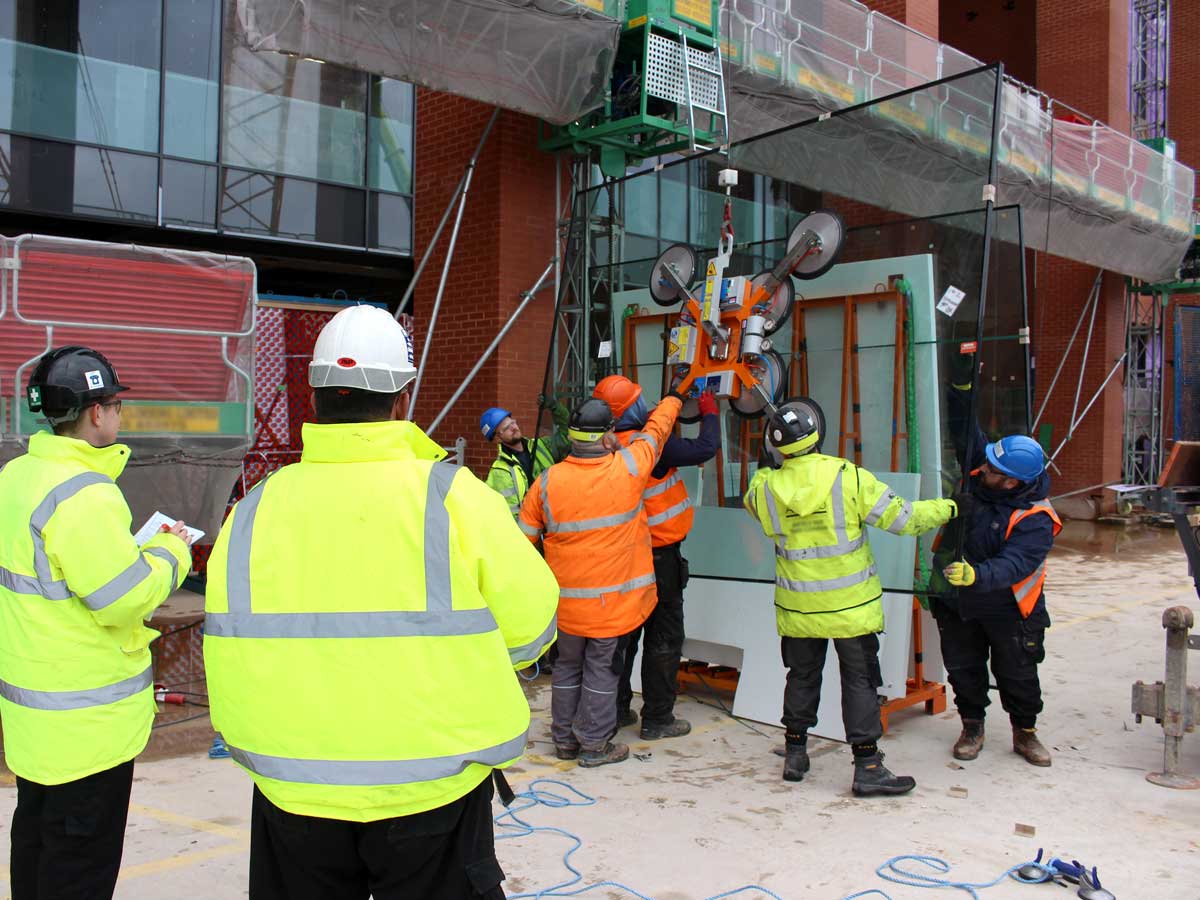 800+ Glass Vacuum Lifter – Working Shots 800+ Glass Vacuum Lifter – Working Shots