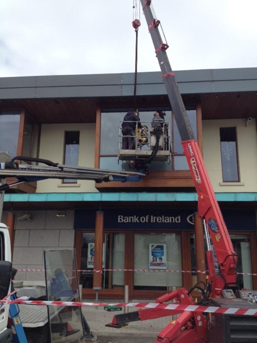 UNIC URW-376 Mini Spider Crane has a max lifting height of approx 14.9m UNIC URW-376 Mini Spider Crane has a max lifting height of approx 14.9m
