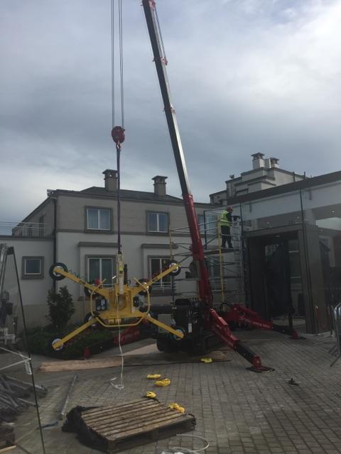 UNIC URW-376 Mini Spider Crane with the MRTA8 Quadra-Tilt Vacuum Lifter UNIC URW-376 Mini Spider Crane with the MRTA8 Quadra-Tilt Vacuum Lifter